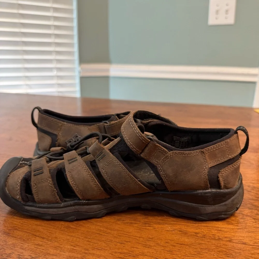 Keen Boy’s Dark Brown Outdoor Sandals size 5